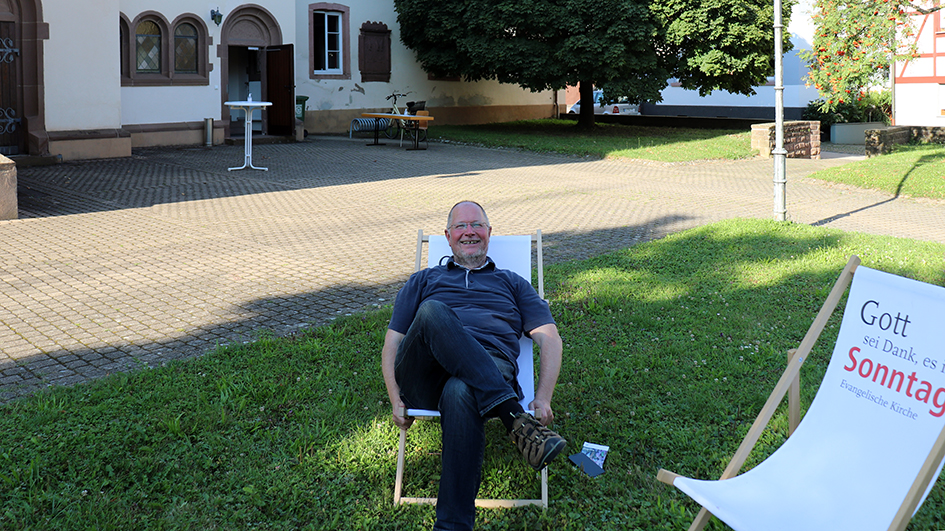 Pfarrer Rainer Janus entspannt auf dem Liegestuhl.
