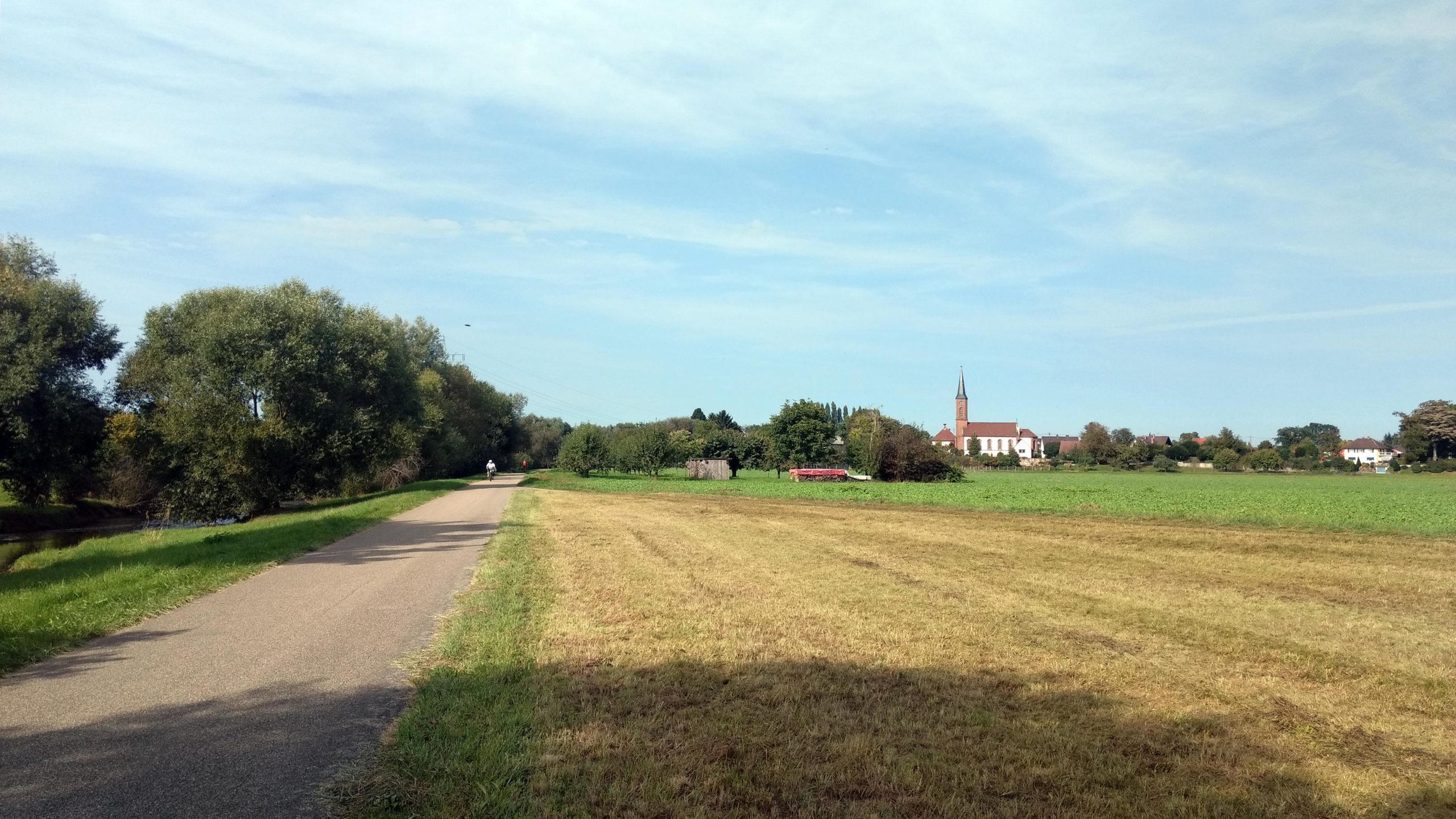 Blick auf Griesheim: Radweg an der Kinzig